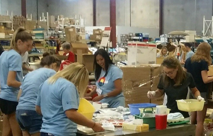 students working on volunteer project