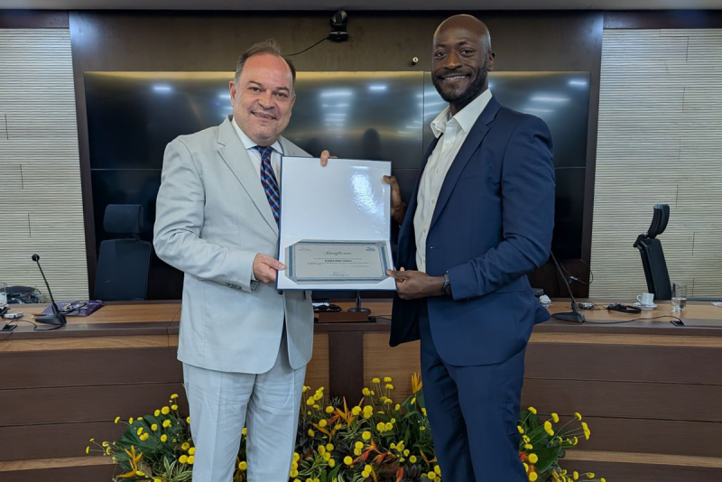 Oladeji Tiamiyu being presented with an award