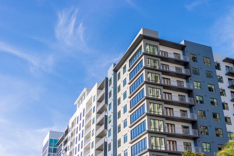 An exterior photo of amulti-use apartment building.